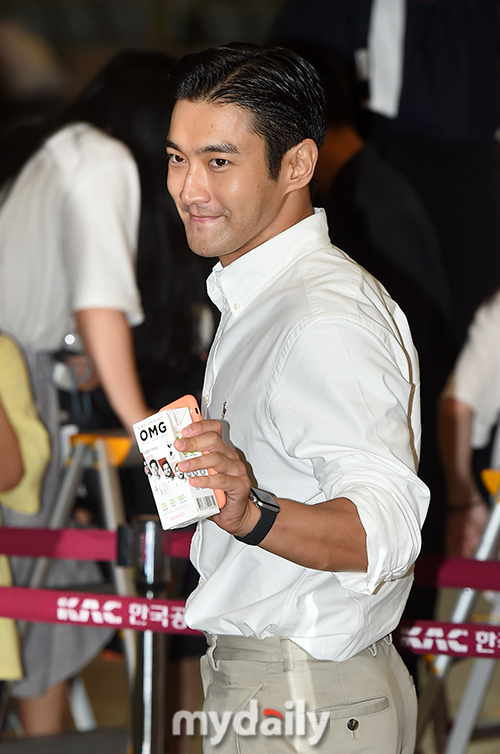 Super Junior Choi Siwon is leaving for Tokyo, Japan, via Gimpo International Airport on the afternoon of the 2nd for the performance of SMTOWN LIVE 2019 IN TOKYO.