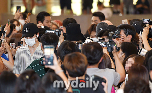 Group EXO and NCT127 left for Japan Tokyo via Gimpo International Airport on the afternoon of the 2nd for the performance of SM Town Live 2019 In Tokyo (SMTOWN LIVE 2019 IN TOKYO).
