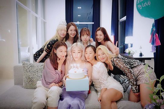 The whole of Girls Generation is united.Tiffany posted three photos on her Instagram page on August 2.The photo shows the gathering of Taeyeon, Yoona, Sunny, Seohyun, Hyoyeon, Yuri, Tiffany and Swimming in one place. They show friendship that is constant with close pose.Tiffany, who celebrated her birthday on August 1, holds a cake.emigration site