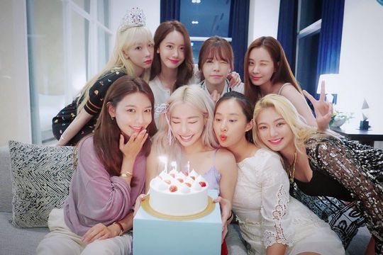 The whole of Girls Generation is united.Tiffany posted three photos on her Instagram page on August 2.The photo shows the gathering of Taeyeon, Yoona, Sunny, Seohyun, Hyoyeon, Yuri, Tiffany and Swimming in one place. They show friendship that is constant with close pose.Tiffany, who celebrated her birthday on August 1, holds a cake.emigration site