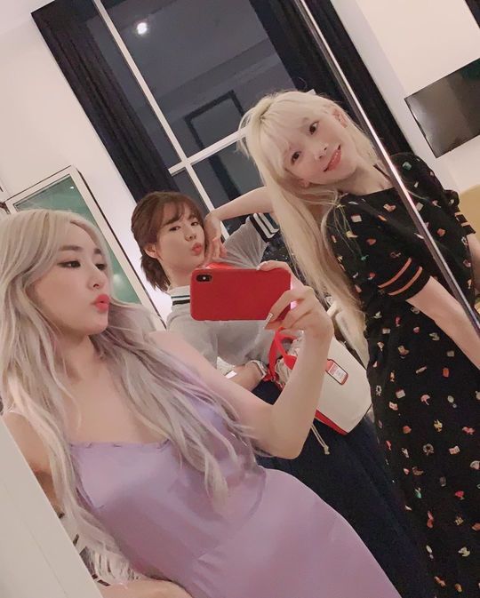 Group Girls Generation leader Taeyeon, member Tiffany and Sunny boasted their beauty.Taeyeon posted a picture on her instagram on August 2.In the photo, Taeyeon, Tiffany and Sunny are gathered to take a picture of a mirror selfie. Taeyeon, wearing a black dress, is smiling brightly at the camera.Tiffany and Sunny are all over their lips, their sexy charms emanating. The three self-luminous beauty catches their eye.Fans who responded to the photos responded to the combination I really wanted to see, I missed the whole thing and Happy birthday to Tiffany.delay stock