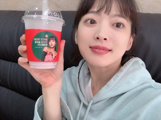 Actor Chun Woo-Hee has released a coffee car certification photo presented by Moon Geun-young.Chun Woo-Hee wrote on his Instagram account on August 2, Supports sent by Geun Young-tsu. Tasty churros and drinks and exhalation. Thank you always.Moon Geun-young I love you; Im a fan, he posted the photo with the article.The photo shows Chun Woo-Hee standing in front of a coffee car, who smiles brightly while posing for a finger heart.Chun Woo-Hees fresh visuals catch the eyeFans who encountered the photos responded such as I love you, Moon Actor - Chun Actor, My Favorite Combination and I praise this friendship.delay stock