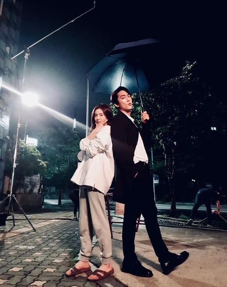 Actor Song Seung-heon has heralded the first broadcast of The Great Show.Song Seung-heon posted a picture of Lee Sun-bin on his personal instagram on August 1.Song Seung-heon in the photo is bringing out a unique chemistry with Lee Sun-bin and his back.Song Seung-heon added with the picture: Meet me on August 26! The Great Show.Park Su-in