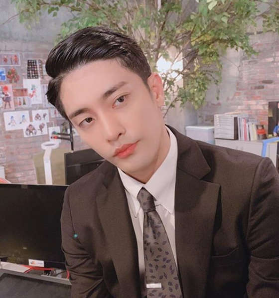 The netizens who responded to this came up with various responses such as I start a day happily thanks to you, It is cool and cute and It is the same yawning with me.Sung Hoon is appearing as Andante in Dramax and MBN tree drama Level Up.