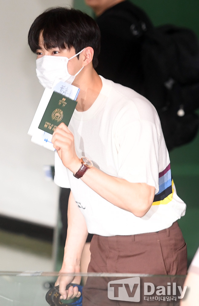 EXO Suho left for Japan through Gimpo International Airport on the afternoon of the afternoon of the second day of SM Town Love Live! 2019 in Tokyo performance.EXO Suho is heading for the departure hall on the day.SM Town Love Live!2019 Tokyo was named in the lineup by Kangta, BoA, TVXQ, Super Junior, Girls Generation Taeyeon Yuri Hyoyeon, Shiny Taemin, F-X, EXO, Red Velvet, NCT 127, NCT Dream and Jaymin.Meanwhile, SM Town Love Live! will be held at the Tokyo Dome three times from August 3 to 5.[SM Town Love Live! 2019 Tokyo