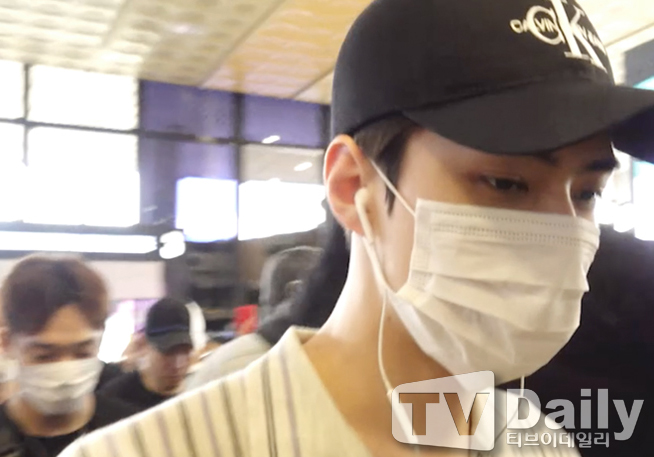 Group EXO (Suho Chanyeol Kai Baekhyun Sehun Chen) departed for Japan via Gimpo International Airport on the afternoon of the 2nd of the SM Town Live 2019 in Tokyo performance.SM Town departure