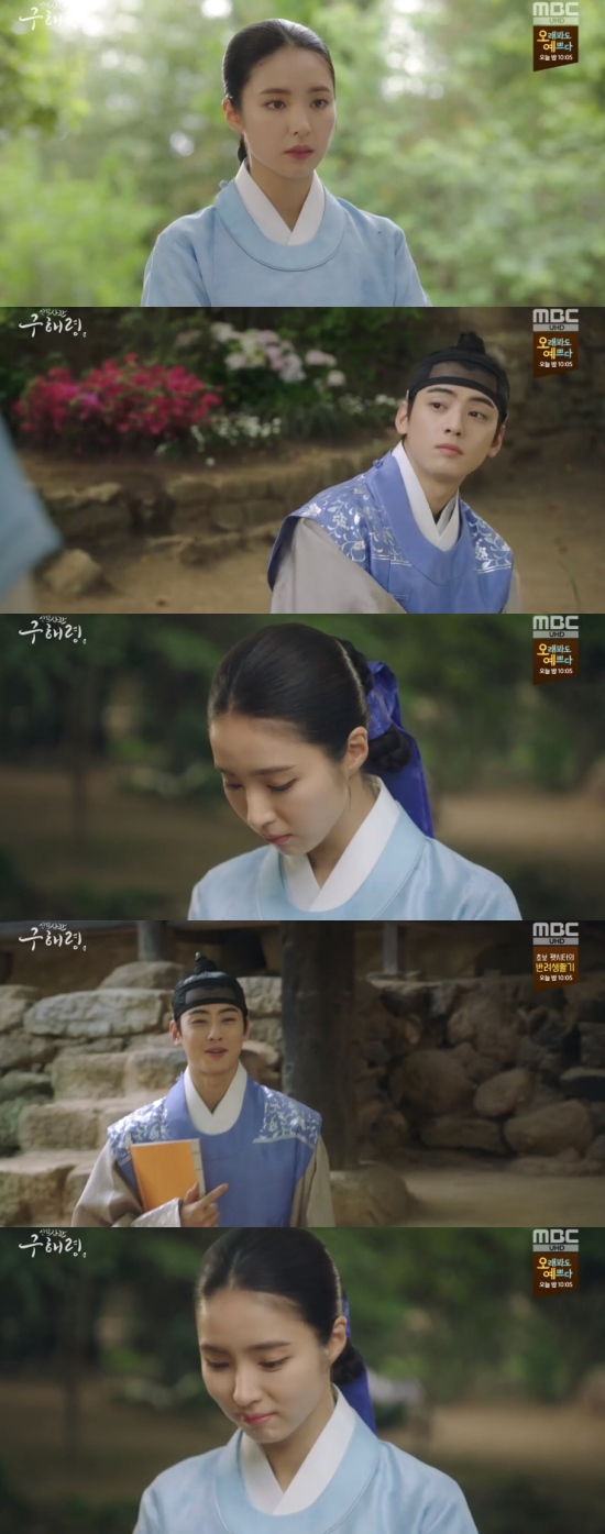 The new recruits, Na Hae-ryung, Jung Eun-woo and Shin Se-kyung, showed their excitement toward each other.In the 11th and 12th episodes of Na Hae-ryung, which was broadcast on the 1st, Lee Rim (Cha Jung Eun-woo) and Na Hae-ryung (Shin Se-kyung) were shown comforting each other.On this day, Na Hae-ryung was hated by the frosts because he raised an appeal to Nokbong, and Na Hae-ryung tried to hold back tears, and Irim, who noticed it, moved away.Na Hae-ryung was able to cry freely thanks to Lee Rim.Then Na Hae-ryung thanked him for saying, Thank you for what happened today. Lee said, What do you mean? You had an entrance exam.I do not think there was anything to be grateful for. Furthermore, Irim said, I want to cry again next time. Come here. I will leave the room anytime.Im afraid Ill be embarrassed if I get caught by others. Be careful. Dont cry again by yourself. Irim was later informed of the situation of Na Hae-ryung.Irim worked for him all night, working for Na Hae-ryung, and then disguised himself as a frost and helped him work as a presbyterian.In the process, Na Hae-ryung and Irim went out alone and were in crisis because they broke curfew time.I was worried that Mama was a lot more than that because she had no favors, said Na Hae-ryung, who said, What punishment would you have if you broke the curfew?Na Hae-ryung said, I will go out and attract attention, so Mama will go back to the palace.I heard it when I was writing my monthly meeting. Na Hae-ryung also knew what Irim said and embraced Irim, saying, Forgive my dignity; Sejo of JoseonMama.Soonra misunderstood Irim and Koo Hae-ryung, who embraced each other, as lovers, and passed without catching them.In addition, Koo Na Hae-ryung was forced to take Irim to his home.When Irim and Na Hae-ryung fell asleep in one room, they were forced to sleep outside for Na Hae-ryung.The next day, Na Hae-ryung said, Thank you for helping me yesterday and the frost work is good, so you do not have to come to the court anymore.This frost, he said, and Irim made a grim look.Why are you sorry, you have been suffering so much yesterday, said Na Hae-ryung, who wondered, I was good at being a hard worker.I was happy because it was the first time that someone had mixed up with people and called my name and had something to do with me. Na Hae-ryung said, But Mama has a novel.When I went to the bookstore, there were many other novels, and I have to come back to this place with plums. Irim said, Do not wait.I hate to write is a lie. I wonder. Why I had to let go of the brush. Why I never wrote again.Na Hae-ryung was surprised to say, Is that a name? And Irim said, Its not good for you. I hated my writing. Dont be so happy.I feel sad, he laughed.Im not happy at all, said Gu, and I think I know what the novel means to Mama, and how can I be happy that youve lost something so precious?Ive seen Mamas writing. It was straight and beautiful. So write it. Sejo of Joseon gives his servant a handwriting.Irim wrote a poem containing the contents of the Confessions of Love, and explained, I have a poem that I have in my heart, but I want to do this if it is a gift.The poem contained the contents of I wish my love lived for a long time and became my master forever.Irim said, I am saying that this is a poem I really like. It is not because of other hearts. I like this poem purely.In particular, Irim and Na Hae-ryung showed a favorable feeling to each other and foreshadowed romance.Photo = MBC Broadcasting Screen