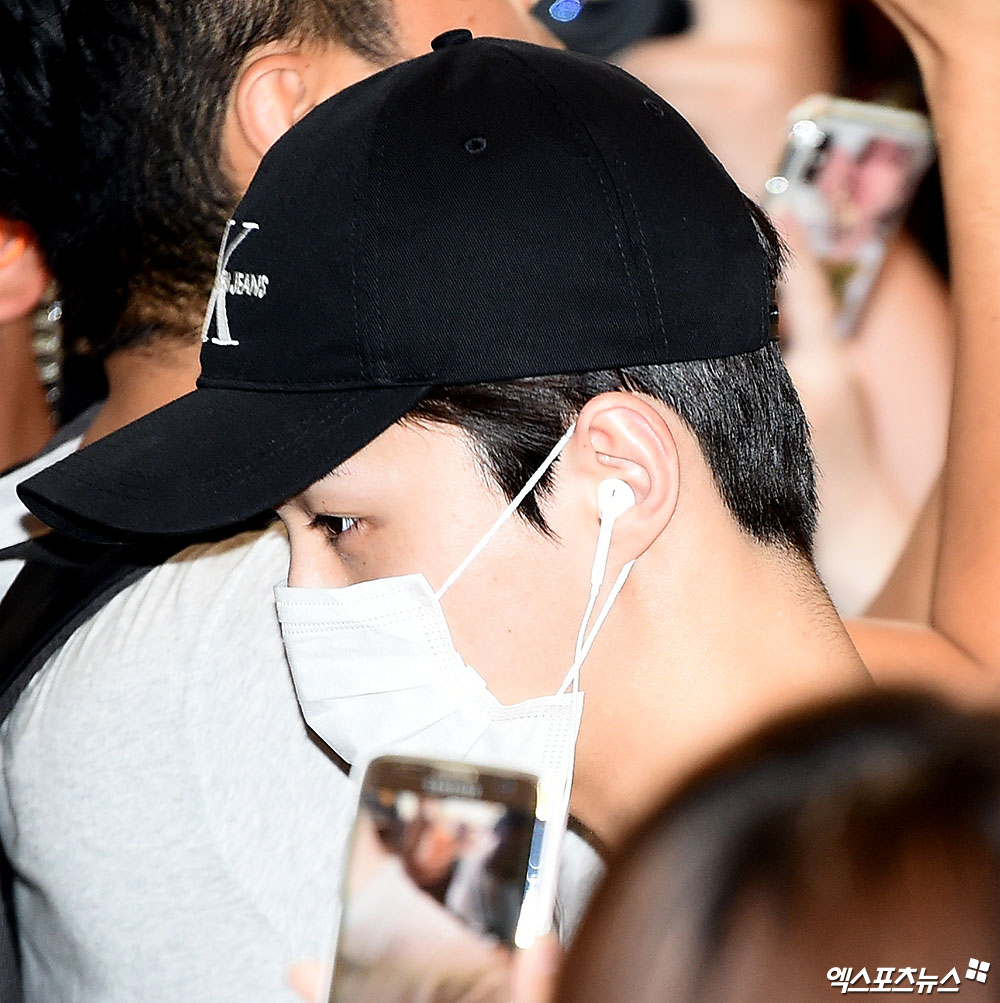 Group EXO Sehun left for Japan through Gimpo International Airport on the afternoon of the afternoon of SMTOWN LIVE 2019 in TOKYO.
