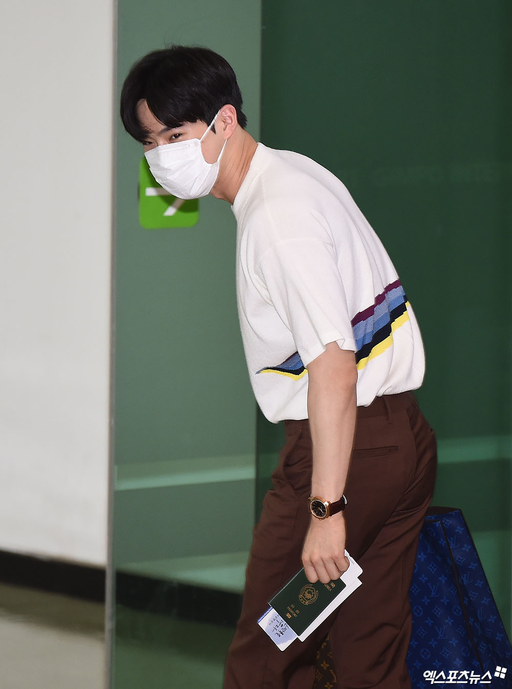 Group EXO Suho left for Japan through Gimpo International Airport on the afternoon of the afternoon of SMTOWN LIVE 2019 in TOKYO.