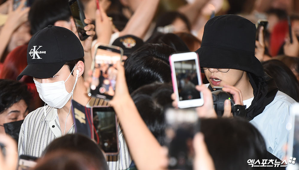 Group EXO Sehun and Chanyeol left for Japan through Gimpo International Airport on the afternoon of the afternoon of SMTOWN LIVE 2019 in TOKYO.