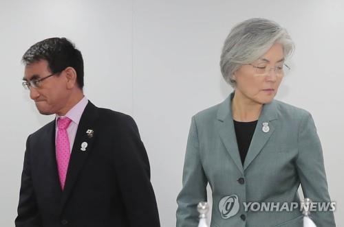 강경화 외교부 장관과 고노 다로 일본 외무상 [연합뉴스 자료사진]