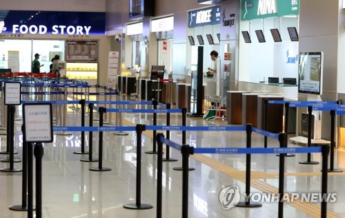 휴가철에 텅 빈 부산국제여객터미널 (부산=연합뉴스) 손형주 기자 = 1일 오전 부산 동구 부산국제여객터미널 발권 창구가 텅 비어 있다. 일본행 여객선이 대부분인 부산국제여객터미널은 일본 불매운동이 확산하면서 휴가철에도 온종일 텅 빈 모습을 보였다. 2019.8.1 handbrother@yna.co.kr