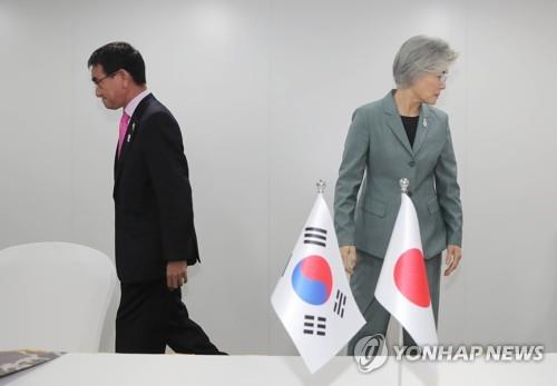 각자의 자리로 향하는 한일 외교장관 (방콕=연합뉴스) 이정훈 기자 = 강경화 외교부 장관이 1일 오전(현지시간) 태국 방콕 센타라 그랜드호텔에서 고노 다로 일본 외무상과 양자회담을 하기에 앞서 악수한 뒤 자리로 향하고 있다. uwg806@yna.co.kr