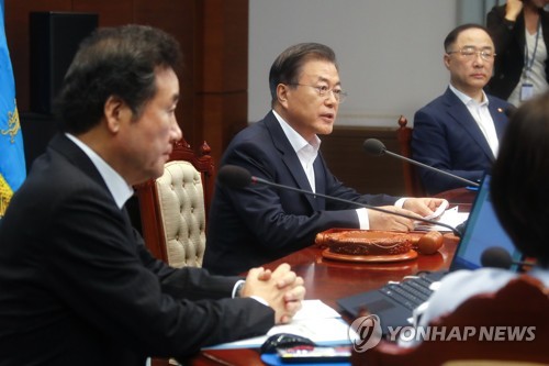 문 대통령, "일본, 대단히 무모한 결정…깊은 유감" (서울=연합뉴스) 배재만 기자 = 문재인 대통령이 2일 오후 청와대에서 일본의 추가 경제 보복 조치에 대한 대응방안을 논의하기 위해 열린 임시 국무회의에서 발언하고 있다. 이날 국무회의는 일본이 이날 오전 각의(국무회의)에서 한국을 '전략물자 수출심사 우대국'(화이트리스트·백색국가)에서 제외한 데 따른 조치다.  scoop@yna.co.kr