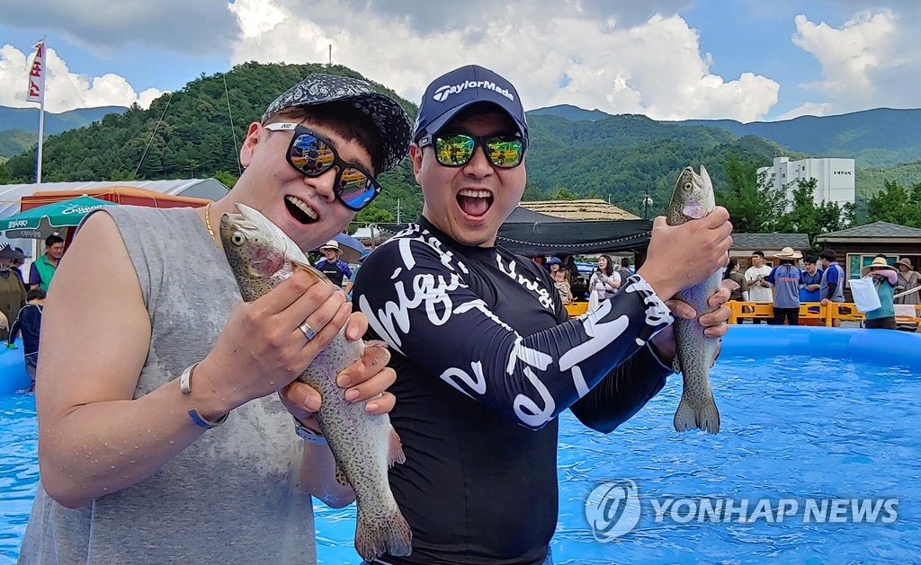 송어사냥 이미지