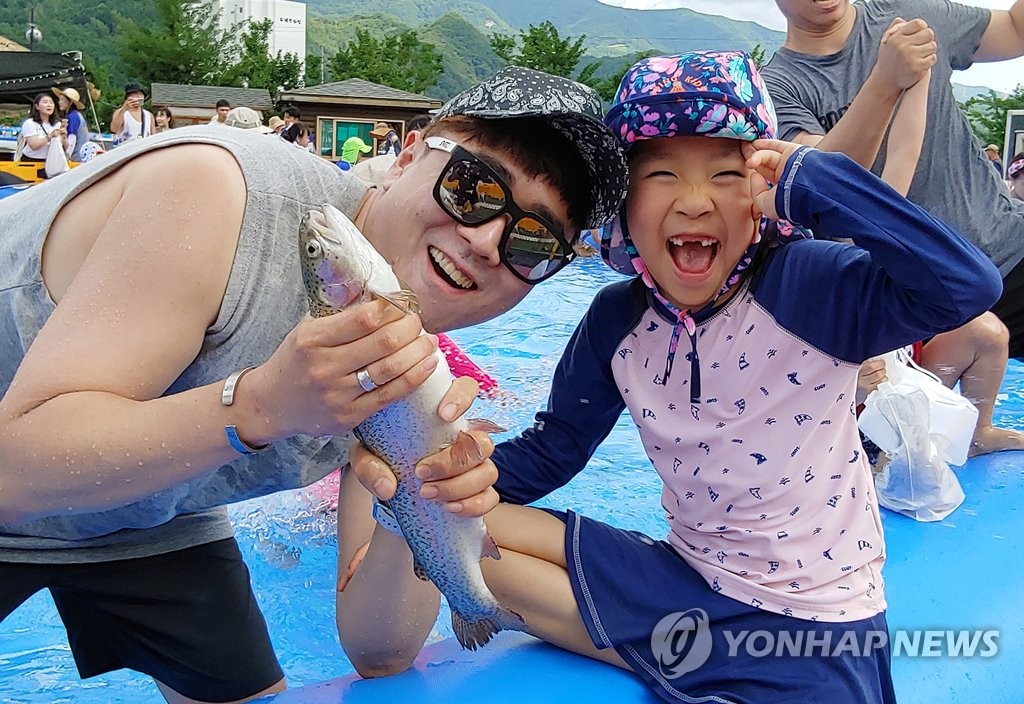 송어사냥 이미지