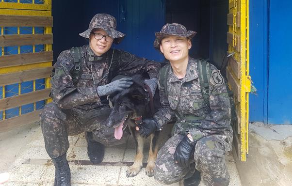 조은누리양이 구조된 다음날인 3일 육군 32사단 기동대대 소속 박상진(오른쪽) 상사와 김재현(왼쪽) 일병, 군견 ‘달관’이가 세종 금남면에 위치한 부대 내 군견 막사 앞에서 포즈를 취하고 있다. 세종=최동순 기자