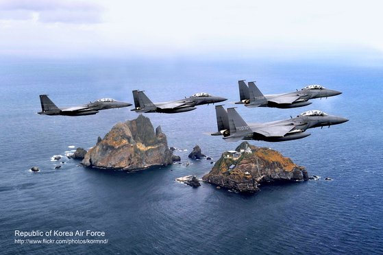 독도 상공을 비행하는 한국 공군 F-15K 전투기 [국방부]