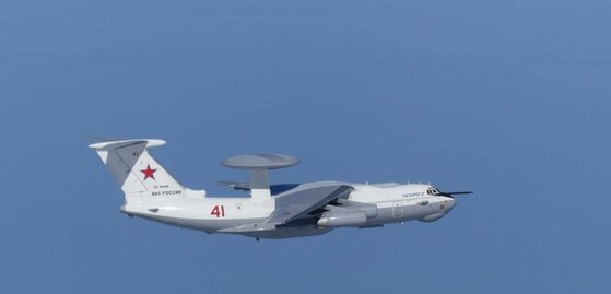 지난달 23일 합동참모본부에 따르면 이날 오전 중국 H-6 폭격기와 러시아 Tu-95 폭격기 및 A-50 조기경보통제기 등 군용기 5대가 동해 한국방공식별구역(KADIZ)에 무단 진입했으며, 이 과정에서 러시아 A-50 1대는 독도 인근 한국 영공을 두 차례 7분간 침범했다. 사진은 러시아 A-50 조기경보통제기 모습. [일본 방위성]