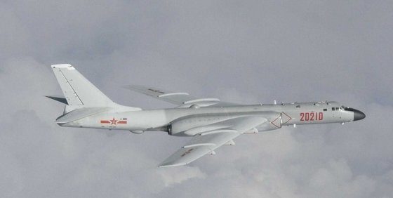 지난해 23일 합동참모본부에 따르면 이날 오전 중국 H-6 폭격기와 러시아 Tu-95 폭격기 및 A-50 조기경보통제기 등 군용기 5대가 동해 한국방공식별구역(KADIZ)에 무단 진입했으며, 이 과정에서 러시아 A-50 1대는 독도 인근 한국 영공을 두 차례 7분간 침범했다. 사진은 중국 H-6 폭격기 모습. [일본 방위성]