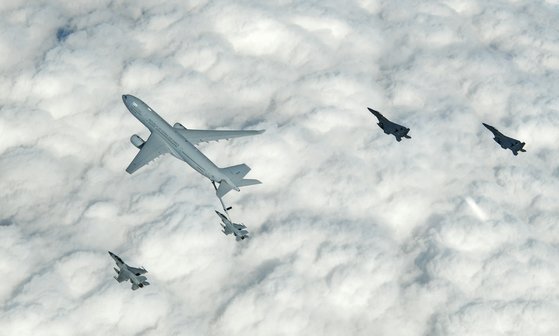 KC-330 공중급유기가 선두로 공군의 주력 KF-16 전투기와 함께 날고 있다. 백조 떼의 V자 비행과 비슷하다. 공중급유기는 항공기 작전 거리를 크게 넓혀 준다. 독도와 이어도에서 작전 할 수 있는 시간이 현재보다 두 배 이상 늘어 날 수 있다. 지난해 도입한 공중급유기는 전력화 과정을 거쳐 실전에 배치될 전망이다. [공군]