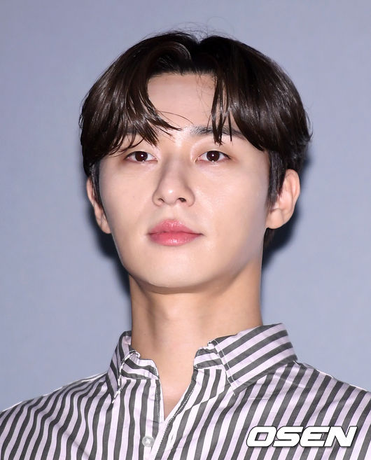 On the afternoon of the 3rd, the movie Lion (director Kim Joo-hwan) stage greeting was held at CGV Wangsimni in Seongdong-gu, Seoul.Actor Park Seo-joon is looking at the audience.