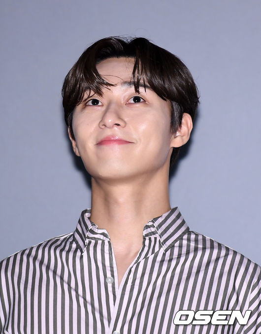 On the afternoon of the 3rd, the movie Lion (director Kim Joo-hwan) stage greeting was held at CGV Wangsimni in Seongdong-gu, Seoul.Actor Park Seo-joon is looking at the audience.