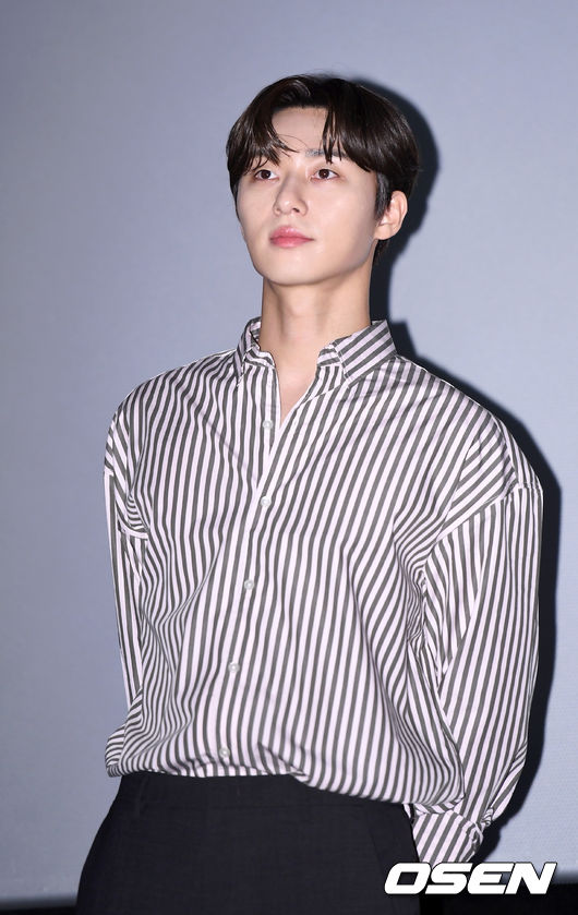 On the afternoon of the 3rd, the movie Lion (director Kim Joo-hwan) stage greeting was held at CGV Wangsimni in Seongdong-gu, Seoul.Actor Park Seo-joon is looking at the audience.