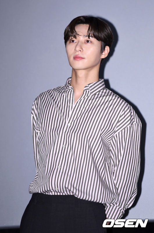 On the afternoon of the 3rd, the movie Lion (director Kim Joo-hwan) stage greeting was held at CGV Wangsimni in Seongdong-gu, Seoul.Actor Park Seo-joon is looking at the audience.