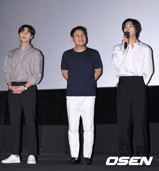 On the afternoon of the 3rd, the movie Lion (director Kim Joo-hwan) stage greeting was held at CGV Wangsimni in Seongdong-gu, Seoul.Actor Park Seo-joon, Ahn Sung-ki and Woo Do-hwan are greeting the audience.