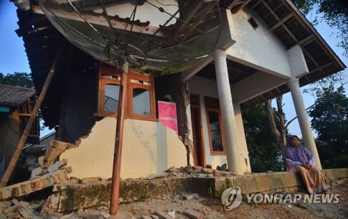 인니 6.9 강진에 파손된 반텐지역 주택 [AFP=연합뉴스]