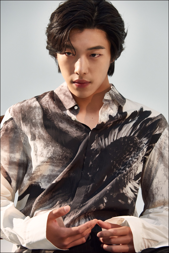 Top Model itself is a meaningful work in the movie LionA soft voice, a unique mask that you might hear on late-night radio. Woo Do-hwan (27) is an Actor with a charm of the Maseong.Woo Do-hwan, who made a strong impression in the 2016 films Incheon Landing Operation, Master and Drama The Man Who Lives in My House, appeared in OCN Save Me and KBS2 Mad Dog in succession the following year and became the best newcomer of the year.This time he turned to the movie. First movie. Bad guy. Not easy character. He had a lot of homework to solve.The lion (director Kim Joo-hwan), starring him, is a mystery action that makes his spine cool, with the fact that a fighter who lost his father meets Kumasa and has a final confrontation with the evil messenger who disturbs the world.It is a work with strong occult elements such as Kuma ritual against the ghosts of the ice.Woo Do-hwan played a villain Ji-shin who had the ability to penetrate his opponents weaknesses and use them.Woo Do-hwan, who met at a cafe in Samcheong-dong, Seoul on the 29th of the month, said, I was afraid of the role of absolute evil.I believed in the director and appeared in the work, he said.Actor wanted to show a new villain through Jisin, not just a villain but a villain with a colorful appearance.He had a long career of acting and had a lot of work to do alone, a fearful task, and he had a long career in which he had a long career.Jisin is an abstract figure, and while the warriors of the early dragons come out in detail, Jisins past is not coming out, and it feels unkind because he does not come out well for the reason of action.Actor said, I liked that. I didnt play, but I could imagine it myself. Wouldnt there be similar wounds?I was not sorry that the narrative did not come out, but I was able to play it freely. I did not watch related movies on purpose, he said. I did not judge it as an occult movie, but I thought it was a battle of good and evil.Christian believer Woo Do-hwan said, There is no rejection of believing something, he laughed, I respect religious freedom.I cared about the outside for the character. I was the first to have a hairstyle that showed my forehead.The action scene with Yonghu in the second half was a highlight, especially Woo Do-hwan, who showed off his extraordinary visuals with special makeup, which was difficult to move due to special makeup that took 5 to 7 hours.I tried to express a light action with a heavy body, but it was not easy. I did action for each work, but the action in this work was difficult.Park Seo-joon had to postpone imagining the fire, and I was worried about how to make good action with each other.I had to listen to what I could not hear, and I had to see it as invisible. As for the scene where Jisin was doing the ritual, he said, I did not refer to anything, I said my own words that I could do in unconsciousness.Woo Do-hwan, who experienced good and evil through his work, said, Life seems to change depending on what comes when human beings are the hardest.The grand prix Ahn Sung-ki and co-work were first. Everything was a nice senior. I want to go near you. Im really in control.I want to be like Park Seo-joon in my thirties, he said.It was the first time Id ever been screen-starred, but I felt a lot of pressure about the role, but when I first saw the movie, it was trembling and burdensome.It is thanks to the advice of Ahn Sung-ki that the movie should not stand out alone.The Lion is a favorite after the media preview. Actor said, I think the evaluation is divided in any work, he said.Its a work that contains a variety of genres, including occult, action, and drama; trying a new Top Model is meaningful in itself.I hope it will be a movie that can be enjoyed in the summer. Woo Do-hwan started as a minor character, and came up to the supporting actor and starring at a rapid pace, saying that he seemed to dream on the day of the movie interview.His Confessions were that he had been sensitive to running ahead. He was too concerned. He was too upset to say that now was the most important thing.The thought of when to be important also caught the tail. I was careful in the interview. Today I want to say the real truth.He is graduating from college this summer and is going to graduate school.I am interested in studying, and it is good to act on something, he said. I want to get professional knowledge in my field.After experiencing a stage greeting last week, he shyly Confessions of his then-soldier heart: I was really nervous, it was the first time Ive seen a lot of audiences since a fan meeting, ha ha ha.Besides promoting the film, he is also filming the historical drama My Country. He is also set to film The King: The Monarch of Eternity by Kim Eun-sook, which is more than Ten Days.I think the director likes me with ambivalent features, to manage my stamina for my work one after another. I dont want to be tired with strength.I am going to enjoy the day slowly and look at the side as much as possible. 