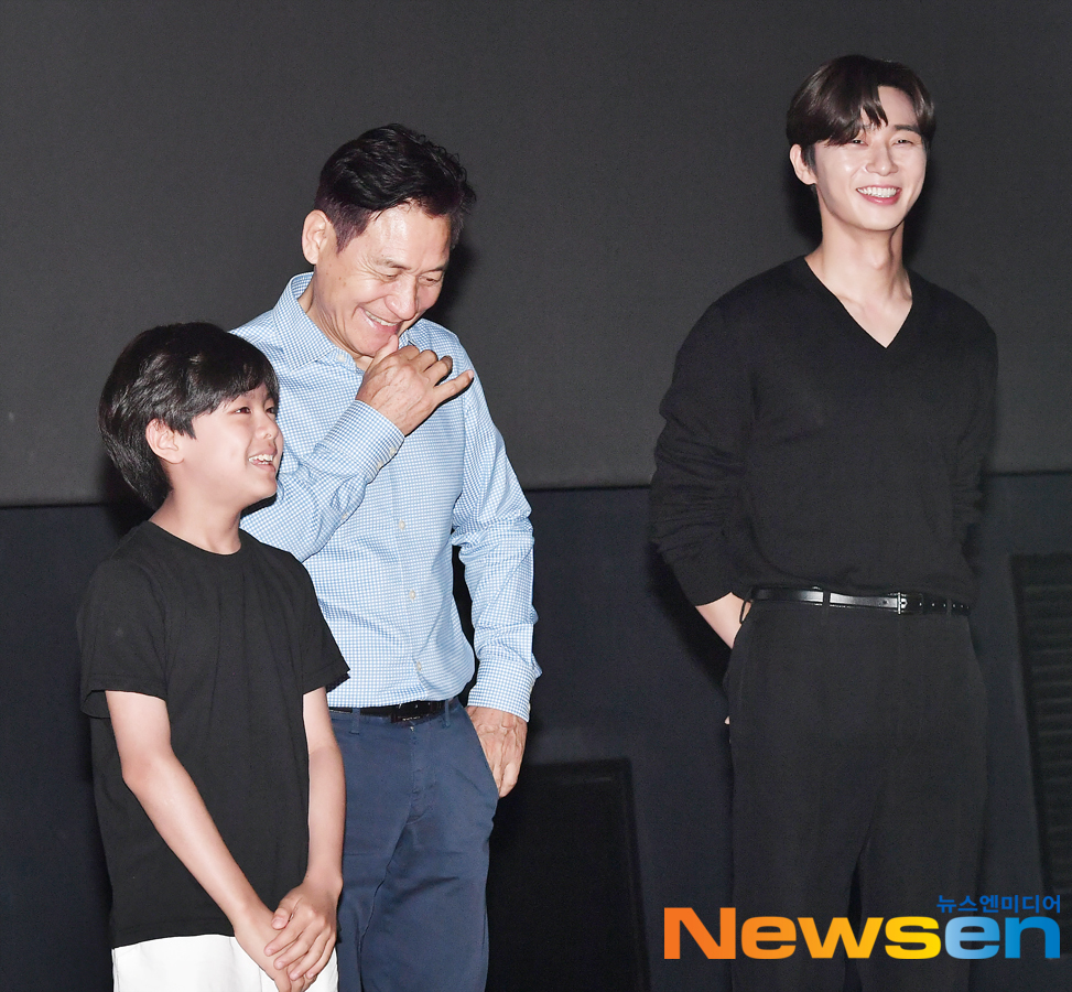 The movie Lion stage greeting was held at Lotte Cinema Gimpo Airport on August 4th.Actors Park Seo-joon, Ahn Sung-ki, Rain and Kim Joo-hwan attended the ceremony.The movie Lion is a story about the story of the exorcism story genre, action in the Kuma consciousness, martial arts champion and Kuma priest meeting and confronting evil.Lee Jae-ha