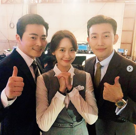 Actor Im Yoon-ah has helped promote the movie Exit.Im Yoon-ah posted several photos on his instagram on the 4th, along with an article entitled Exit to escape from home on such a hot day and watch movies.In the photo released, Im Yoon-ah poses with Kang Jung-seok, Kang Ki-young, Go Doo-sim, Kim Ji-young, Lee Bong-ryeon and Hwang Hyo-eun, who have been breathing in Exit.On the other hand, Exit, which was released on the 31st of last month, attracted 791,947 audiences during the day on the 4th day of opening, and recorded a cumulative audience of 2,188,845.This is the same speed as the 10 million movie Extreme Job, and 10 million viewers are forecasting carefully.