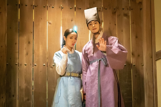 The new cadet, Na Hae-ryung, Shin Se-kyung, and Jung Eun-woos Phil-filled romance, hit the spot.So, two undisclosed steels, which Simkung Heart is in full bloom, are released and rob the eyes.MBCs drama Na Hae-ryung released the behind-the-scenes cut of Harim Shin Se-kyung and Cha Jung Eun-woo, which rose to the top of the tree drama ratings with their highest audience rating of 7.6% on August 5.Na Hae-ryung, starring Shin Se-kyung, Jung Eun-woo, and Park Ki-woong, is the first problematic Ada Lovelace () in Joseon, and the Phil Chung of Prince Lee Rim (Cha Jung Eun-woo) and the anti-war Mo Tae Solo. Only romance annals.Lee Ji-hoon, Park Ji-hyun and other young actors, Kim Ji-jin, Kim Min-sang, Choi Duk-moon, and Sung Ji-ru.In the 9-12th episode of the new cadet last week, Na Hae-ryung and Irim met with Ada Lovelace and came close to each other.Na Hae-ryung, who was saddened by Irim, who hid his identity, began to open his mind to him who took care of himself without knowing it, such as comforting himself with an appeal to Gwangheungchang absurdity.The two of them hugged the heavy waist and slept together for the first time, making viewers excited.Shin Se-kyung, who blows a heart-wrenching hand heart in the public photo, and Jung Eun-woo, who is smiling at flowers, were shown.The two men, who did not know that it was a time for traffic prohibition, were in the midst of reporting the mitam together, hugging the ultra-close waist to avoid the Sunra army.Na Hae-ryung and Irims first sleeping scene were also revealed.Shin Se-kyung, who plays Na Hae-ryung who can not sleep because he thinks that there is a win over the folding screen, and Jung Eun-woo, who is pushing his head over the folding screen, cause the excitement of the viewers.In the meantime, Na Hae-ryung is saddened by the fact that he is tearing down the blindness of his senior officers with an appeal related to the absurdity of Gwangheungchang.Viewers poured out Shin Se-kyungs delicate hot performances and her acclaim for Jung Eun-woo, who comforted and sympathized with her in her own way.As a result, the 10th Na Hae-ryung Newcomer recorded 7.6% of the Nielsen metropolitan areas household ratings, making it the highest rating and the highest number of the drama.Meanwhile, Jung Eun-woo, who calls Na Hae-ryung a sparrow in the play and is a big geese for her only.He helped Na Hae-ryung, who had been alone in a collective strike by frosters, and gave her strength.Especially, his appearance, which says that the most terrifying thing that can happen in the palace of the old palace is Na Hae-ryung dismissal, gave a smile to the viewers.Finally, Na Hae-ryung, who is trying to write a brush directly to Lee, who can not write anymore, attracts attention.Lee Rim wrote a poem, I wish you to live my long life and be my master forever. He hesitated to give Na Hae-ryung to shake the room, and raised expectations about how their relationship could progress afterwards.Na Hae-ryung, a new employee, said, Na Hae-ryung, Irim, hairlins gave me a great love for the performance of the top audience rating and recorded the first place in the drama.The scene is being filmed with more joy and gratitude than ever before in the hot love of viewers.We are going to draw the two people who are growing up by holding each others hands this week, so I would like to ask for your attention and support, he said.hwang hye-jin