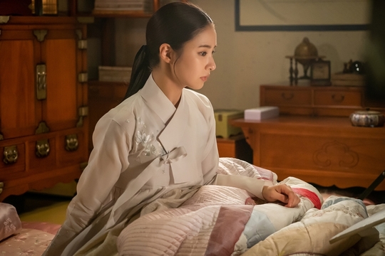 The new cadet, Na Hae-ryung, Shin Se-kyung, and Jung Eun-woos Phil-filled romance, hit the spot.So, two undisclosed steels, which Simkung Heart is in full bloom, are released and rob the eyes.MBCs drama Na Hae-ryung released the behind-the-scenes cut of Harim Shin Se-kyung and Cha Jung Eun-woo, which rose to the top of the tree drama ratings with their highest audience rating of 7.6% on August 5.Na Hae-ryung, starring Shin Se-kyung, Jung Eun-woo, and Park Ki-woong, is the first problematic Ada Lovelace () in Joseon, and the Phil Chung of Prince Lee Rim (Cha Jung Eun-woo) and the anti-war Mo Tae Solo. Only romance annals.Lee Ji-hoon, Park Ji-hyun and other young actors, Kim Ji-jin, Kim Min-sang, Choi Duk-moon, and Sung Ji-ru.In the 9-12th episode of the new cadet last week, Na Hae-ryung and Irim met with Ada Lovelace and came close to each other.Na Hae-ryung, who was saddened by Irim, who hid his identity, began to open his mind to him who took care of himself without knowing it, such as comforting himself with an appeal to Gwangheungchang absurdity.The two of them hugged the heavy waist and slept together for the first time, making viewers excited.Shin Se-kyung, who blows a heart-wrenching hand heart in the public photo, and Jung Eun-woo, who is smiling at flowers, were shown.The two men, who did not know that it was a time for traffic prohibition, were in the midst of reporting the mitam together, hugging the ultra-close waist to avoid the Sunra army.Na Hae-ryung and Irims first sleeping scene were also revealed.Shin Se-kyung, who plays Na Hae-ryung who can not sleep because he thinks that there is a win over the folding screen, and Jung Eun-woo, who is pushing his head over the folding screen, cause the excitement of the viewers.In the meantime, Na Hae-ryung is saddened by the fact that he is tearing down the blindness of his senior officers with an appeal related to the absurdity of Gwangheungchang.Viewers poured out Shin Se-kyungs delicate hot performances and her acclaim for Jung Eun-woo, who comforted and sympathized with her in her own way.As a result, the 10th Na Hae-ryung Newcomer recorded 7.6% of the Nielsen metropolitan areas household ratings, making it the highest rating and the highest number of the drama.Meanwhile, Jung Eun-woo, who calls Na Hae-ryung a sparrow in the play and is a big geese for her only.He helped Na Hae-ryung, who had been alone in a collective strike by frosters, and gave her strength.Especially, his appearance, which says that the most terrifying thing that can happen in the palace of the old palace is Na Hae-ryung dismissal, gave a smile to the viewers.Finally, Na Hae-ryung, who is trying to write a brush directly to Lee, who can not write anymore, attracts attention.Lee Rim wrote a poem, I wish you to live my long life and be my master forever. He hesitated to give Na Hae-ryung to shake the room, and raised expectations about how their relationship could progress afterwards.Na Hae-ryung, a new employee, said, Na Hae-ryung, Irim, hairlins gave me a great love for the performance of the top audience rating and recorded the first place in the drama.The scene is being filmed with more joy and gratitude than ever before in the hot love of viewers.We are going to draw the two people who are growing up by holding each others hands this week, so I would like to ask for your attention and support, he said.hwang hye-jin