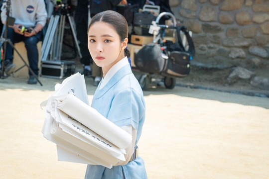 The new cadet, Na Hae-ryung, Shin Se-kyung, and Jung Eun-woos Phil-filled romance, hit the spot.So, two undisclosed steels, which Simkung Heart is in full bloom, are released and rob the eyes.MBCs drama Na Hae-ryung released the behind-the-scenes cut of Harim Shin Se-kyung and Cha Jung Eun-woo, which rose to the top of the tree drama ratings with their highest audience rating of 7.6% on August 5.Na Hae-ryung, starring Shin Se-kyung, Jung Eun-woo, and Park Ki-woong, is the first problematic Ada Lovelace () in Joseon, and the Phil Chung of Prince Lee Rim (Cha Jung Eun-woo) and the anti-war Mo Tae Solo. Only romance annals.Lee Ji-hoon, Park Ji-hyun and other young actors, Kim Ji-jin, Kim Min-sang, Choi Duk-moon, and Sung Ji-ru.In the 9-12th episode of the new cadet last week, Na Hae-ryung and Irim met with Ada Lovelace and came close to each other.Na Hae-ryung, who was saddened by Irim, who hid his identity, began to open his mind to him who took care of himself without knowing it, such as comforting himself with an appeal to Gwangheungchang absurdity.The two of them hugged the heavy waist and slept together for the first time, making viewers excited.Shin Se-kyung, who blows a heart-wrenching hand heart in the public photo, and Jung Eun-woo, who is smiling at flowers, were shown.The two men, who did not know that it was a time for traffic prohibition, were in the midst of reporting the mitam together, hugging the ultra-close waist to avoid the Sunra army.Na Hae-ryung and Irims first sleeping scene were also revealed.Shin Se-kyung, who plays Na Hae-ryung who can not sleep because he thinks that there is a win over the folding screen, and Jung Eun-woo, who is pushing his head over the folding screen, cause the excitement of the viewers.In the meantime, Na Hae-ryung is saddened by the fact that he is tearing down the blindness of his senior officers with an appeal related to the absurdity of Gwangheungchang.Viewers poured out Shin Se-kyungs delicate hot performances and her acclaim for Jung Eun-woo, who comforted and sympathized with her in her own way.As a result, the 10th Na Hae-ryung Newcomer recorded 7.6% of the Nielsen metropolitan areas household ratings, making it the highest rating and the highest number of the drama.Meanwhile, Jung Eun-woo, who calls Na Hae-ryung a sparrow in the play and is a big geese for her only.He helped Na Hae-ryung, who had been alone in a collective strike by frosters, and gave her strength.Especially, his appearance, which says that the most terrifying thing that can happen in the palace of the old palace is Na Hae-ryung dismissal, gave a smile to the viewers.Finally, Na Hae-ryung, who is trying to write a brush directly to Lee, who can not write anymore, attracts attention.Lee Rim wrote a poem, I wish you to live my long life and be my master forever. He hesitated to give Na Hae-ryung to shake the room, and raised expectations about how their relationship could progress afterwards.Na Hae-ryung, a new employee, said, Na Hae-ryung, Irim, hairlins gave me a great love for the performance of the top audience rating and recorded the first place in the drama.The scene is being filmed with more joy and gratitude than ever before in the hot love of viewers.We are going to draw the two people who are growing up by holding each others hands this week, so I would like to ask for your attention and support, he said.hwang hye-jin