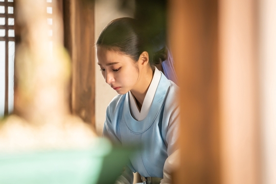 The new cadet, Na Hae-ryung, Shin Se-kyung, and Jung Eun-woos Phil-filled romance, hit the spot.So, two undisclosed steels, which Simkung Heart is in full bloom, are released and rob the eyes.MBCs drama Na Hae-ryung released the behind-the-scenes cut of Harim Shin Se-kyung and Cha Jung Eun-woo, which rose to the top of the tree drama ratings with their highest audience rating of 7.6% on August 5.Na Hae-ryung, starring Shin Se-kyung, Jung Eun-woo, and Park Ki-woong, is the first problematic Ada Lovelace () in Joseon, and the Phil Chung of Prince Lee Rim (Cha Jung Eun-woo) and the anti-war Mo Tae Solo. Only romance annals.Lee Ji-hoon, Park Ji-hyun and other young actors, Kim Ji-jin, Kim Min-sang, Choi Duk-moon, and Sung Ji-ru.In the 9-12th episode of the new cadet last week, Na Hae-ryung and Irim met with Ada Lovelace and came close to each other.Na Hae-ryung, who was saddened by Irim, who hid his identity, began to open his mind to him who took care of himself without knowing it, such as comforting himself with an appeal to Gwangheungchang absurdity.The two of them hugged the heavy waist and slept together for the first time, making viewers excited.Shin Se-kyung, who blows a heart-wrenching hand heart in the public photo, and Jung Eun-woo, who is smiling at flowers, were shown.The two men, who did not know that it was a time for traffic prohibition, were in the midst of reporting the mitam together, hugging the ultra-close waist to avoid the Sunra army.Na Hae-ryung and Irims first sleeping scene were also revealed.Shin Se-kyung, who plays Na Hae-ryung who can not sleep because he thinks that there is a win over the folding screen, and Jung Eun-woo, who is pushing his head over the folding screen, cause the excitement of the viewers.In the meantime, Na Hae-ryung is saddened by the fact that he is tearing down the blindness of his senior officers with an appeal related to the absurdity of Gwangheungchang.Viewers poured out Shin Se-kyungs delicate hot performances and her acclaim for Jung Eun-woo, who comforted and sympathized with her in her own way.As a result, the 10th Na Hae-ryung Newcomer recorded 7.6% of the Nielsen metropolitan areas household ratings, making it the highest rating and the highest number of the drama.Meanwhile, Jung Eun-woo, who calls Na Hae-ryung a sparrow in the play and is a big geese for her only.He helped Na Hae-ryung, who had been alone in a collective strike by frosters, and gave her strength.Especially, his appearance, which says that the most terrifying thing that can happen in the palace of the old palace is Na Hae-ryung dismissal, gave a smile to the viewers.Finally, Na Hae-ryung, who is trying to write a brush directly to Lee, who can not write anymore, attracts attention.Lee Rim wrote a poem, I wish you to live my long life and be my master forever. He hesitated to give Na Hae-ryung to shake the room, and raised expectations about how their relationship could progress afterwards.Na Hae-ryung, a new employee, said, Na Hae-ryung, Irim, hairlins gave me a great love for the performance of the top audience rating and recorded the first place in the drama.The scene is being filmed with more joy and gratitude than ever before in the hot love of viewers.We are going to draw the two people who are growing up by holding each others hands this week, so I would like to ask for your attention and support, he said.hwang hye-jin