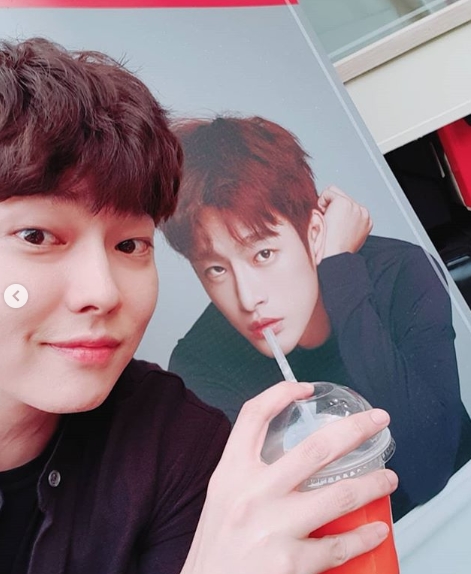Actor Yoon Kyun-sang, singer and actor Seo In-guk boasted of his 87-year-old friendship.Yoon Kyun-sang recently posted a coffee car certification shot from Seo In-guk on his personal instagram.The open coffee car says, Yoon-r, please. Shes tall! Shes a baby! She supports the Mr. In-guk and the phrase Seo In-guk Dream.Yoon Kyun-sang said, Lets meet the people. Ting-tsbro. She is a 33-year-old giant.Park Su-in