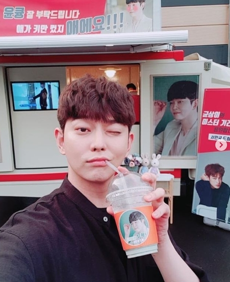 Actor Yoon Kyun-sang, singer and actor Seo In-guk boasted of his 87-year-old friendship.Yoon Kyun-sang recently posted a coffee car certification shot from Seo In-guk on his personal instagram.The open coffee car says, Yoon-r, please. Shes tall! Shes a baby! She supports the Mr. In-guk and the phrase Seo In-guk Dream.Yoon Kyun-sang said, Lets meet the people. Ting-tsbro. She is a 33-year-old giant.Park Su-in