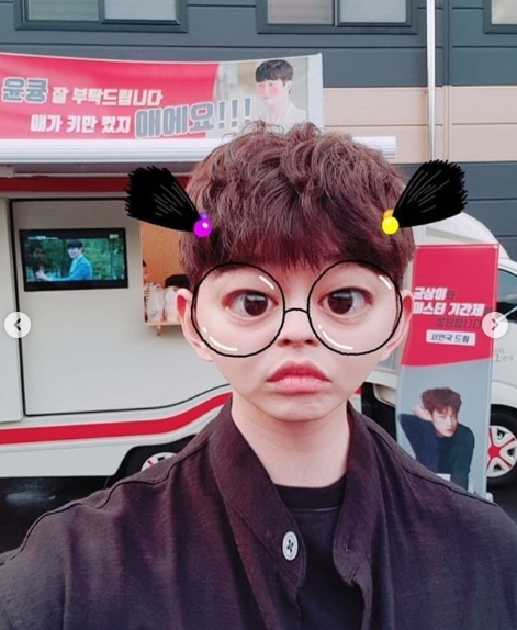 Actor Yoon Kyun-sang, singer and actor Seo In-guk boasted of his 87-year-old friendship.Yoon Kyun-sang recently posted a coffee car certification shot from Seo In-guk on his personal instagram.The open coffee car says, Yoon-r, please. Shes tall! Shes a baby! She supports the Mr. In-guk and the phrase Seo In-guk Dream.Yoon Kyun-sang said, Lets meet the people. Ting-tsbro. She is a 33-year-old giant.Park Su-in