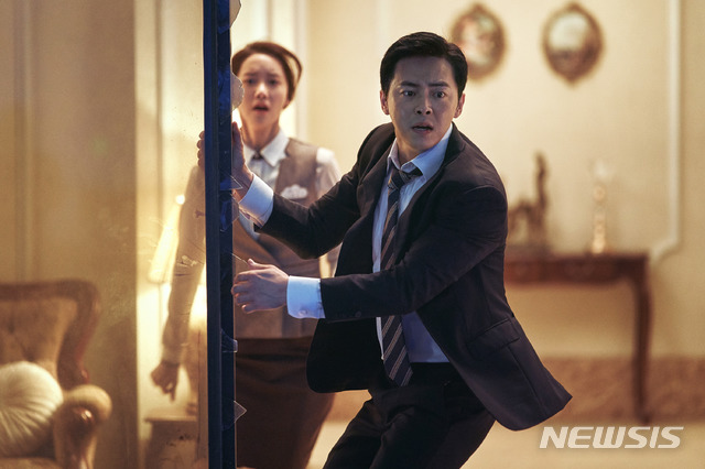 It is director Lee Sang-geuns debut film, starring Actor Jo Jung-suk, 39, and group Girls Generation member Yoona (Im Yoon-ah and 29).It is a film about an emergency situation in which a young man, Yong-suk, and a junior at a college club, Yuiju, must escape the city center covered with toxic gas that may be the cause.The second place is Lion. It has been shown 9047 times at 1154 theaters, 438,376 people. It has reached 1 million viewers in five days.It is a new film directed by Kim Joo-hwan (38), who directed the movie Guidance Dog (2016) and Youth Police (2017).Park Seo-joon, 31, and Ahn Sung-ki, 67, and Woo Do-hwan, 27, starred.It is a story of a martial arts champion (Park Seo-joon) with a wound that lost his father, meeting the Kuma priest (Ahn Sung-ki) and confronting powerful evil.Mypets The Secret Life of Pets2 is third. It has screened 5882 times at 933 venues, bringing together 234,718 people; the cumulative audience is 638,273.Director Chris Linod, 53, who directed the film The Secret Life of Pets (2016), took the megaphone again.It is an animation that depicts the real heart of Max and pets that do not have a day to worry about the house.