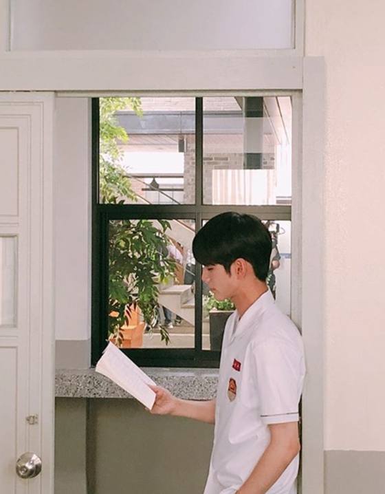 Ong Seong-wu posted a picture on his instagram on the 5th with an article entitled The moment of reading.In the photo, Ong Seong-wu is reading in uniform, which appears to have been taken during a JTBC Monday Drama 18 Moments shoot.The netizens who encountered this responded in various ways such as I am also good, I am reading my face and I am watching the broadcast well.Ong Seong-wu is starring as Choi Jun-woo in The Eighteen Moments.