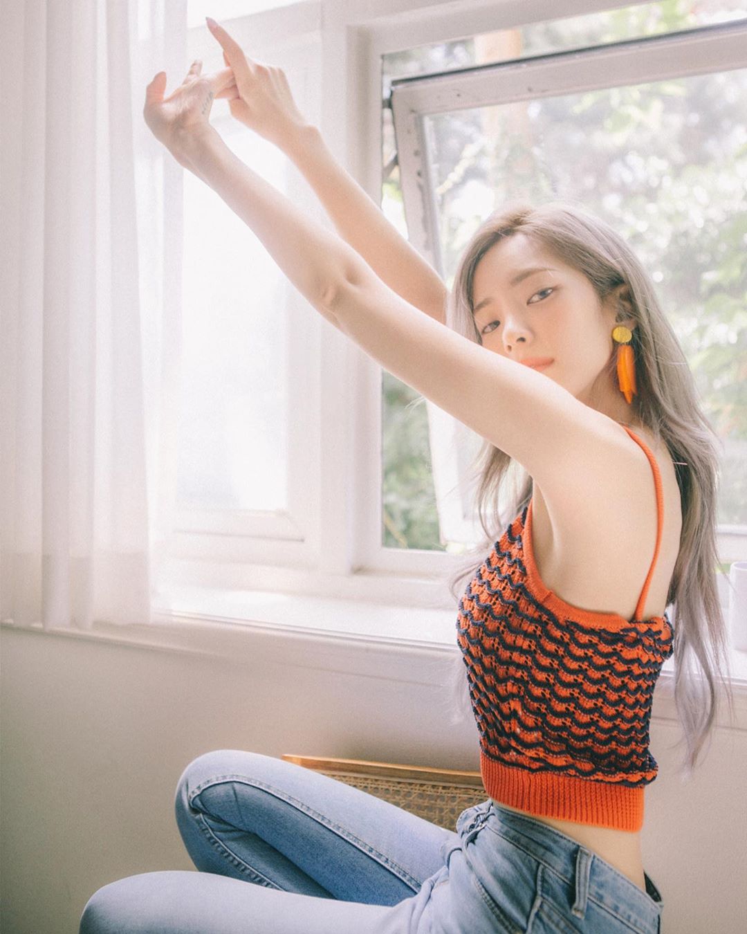 Singer Heize has been telling the recent prettier days.On the 5th, Heize posted a picture on his instagram with a picture, The expression is still, the sound is loud.Heize is sitting by the window, wearing jeans on an orange knit nash and stretching with both hands, looking at the camera.Heize participated in the TVN Saturday drama Hotel Deluna OST on the 28th of last month and released Part5 Can I see my heart.Photo = Heize Instagram