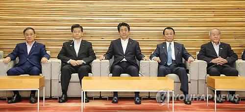 (ëì¿ AFP=ì°í©ë´ì¤) ìë²&nbsp; ì&nbsp;ì¡° ì¼ë³¸ ì´ë¦¬(ê°ì´ë°)ê° ì§ë 2ì¼ ê°ì(êµ­ë¬´íì) ììì ìì ë¤ë¥¸ ê°ë£ë¤ê³¼ í¨ê» í¬ì¦ë¥¼ ì·¨íê³&nbsp; ìë¤. ì´ë&nbsp; ê°ìììë ìì¶ ì&nbsp;ì°¨ ê°ìí ííì ì¸ì&nbsp;íë 'ë°±ìêµ­ê°'(íì´í¸ ë¦¬ì¤í¸)ìì íêµ­ì ì&nbsp;ì¸íë ìì¶ë¬´ì­ê´ë¦¬ë&nbsp;¹ ê°ì&nbsp;ìì´ ìê²°ëë¤. bulls@yna.co.kr