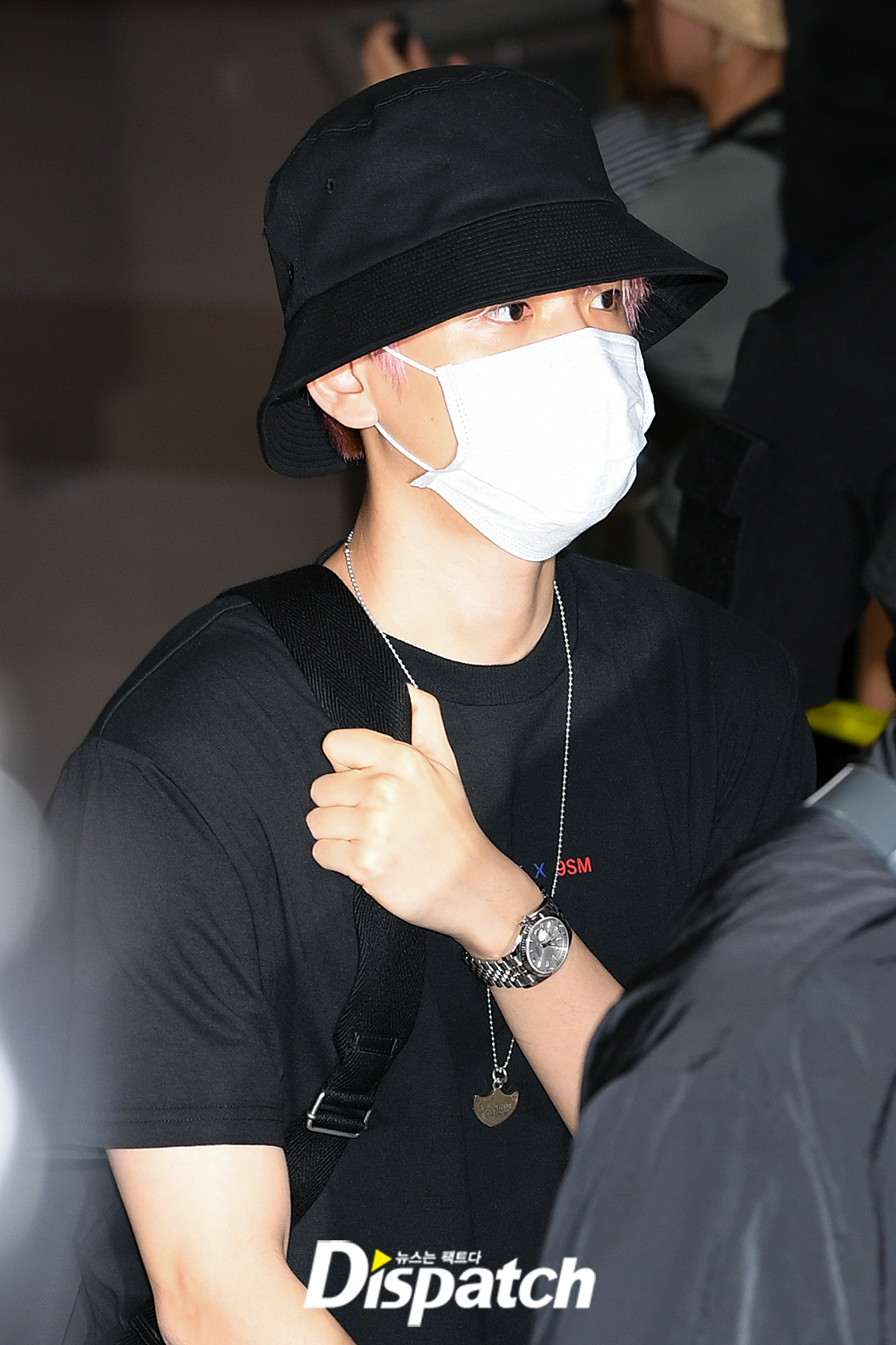 Exo Baekhyun arrived in Tokyo, Japan through Gimpo International Airport on the afternoon of the 6th after finishing SM Town Live 2019 in Tokyo performance.Baekhyun completed a simple fashion with a bungee hat and a black T-shirt.a brutes eyeBlow up the puddle.Guyommi is here.