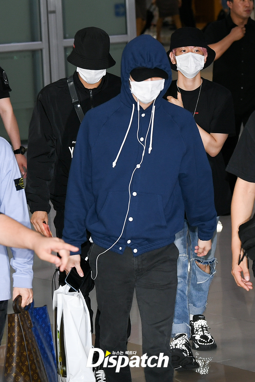 Exo Baekhyun arrived in Tokyo, Japan through Gimpo International Airport on the afternoon of the 6th after finishing SM Town Live 2019 in Tokyo performance.Baekhyun completed a simple fashion with a bungee hat and a black T-shirt.a brutes eyeBlow up the puddle.Guyommi is here.