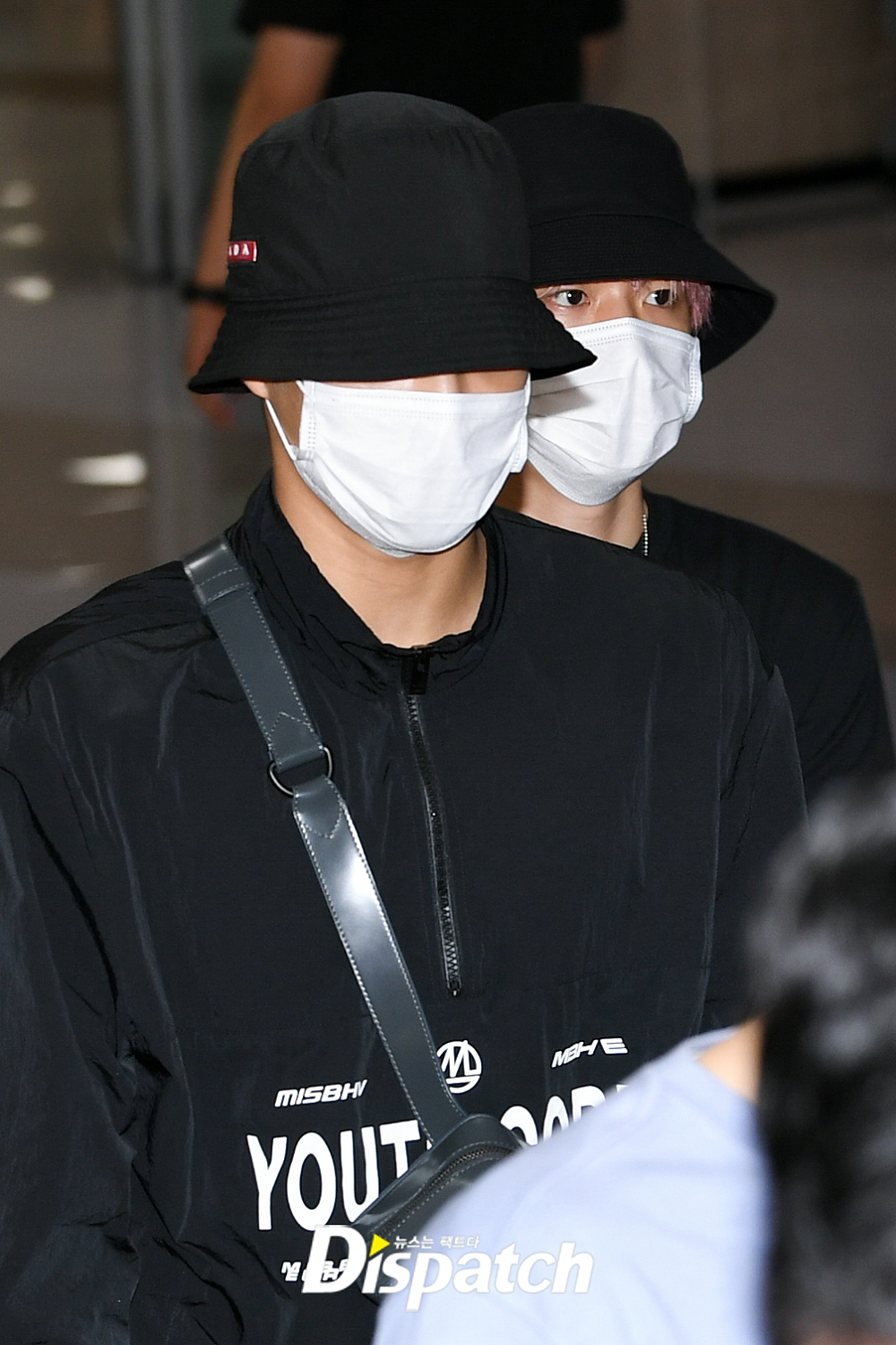 Exo Baekhyun arrived in Tokyo, Japan through Gimpo International Airport on the afternoon of the 6th after finishing SM Town Live 2019 in Tokyo performance.Baekhyun completed a simple fashion with a bungee hat and a black T-shirt.a brutes eyeBlow up the puddle.Guyommi is here.