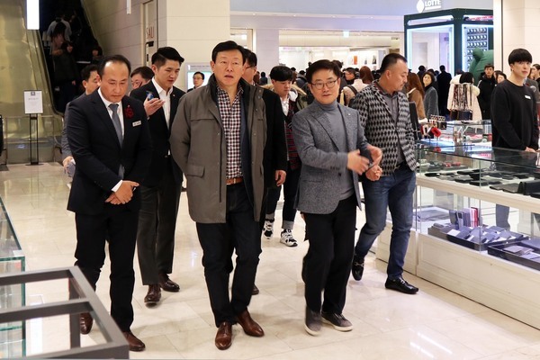 신동빈 롯데그룹 회장(왼쪽 셋째)이 2019년 1월12일 롯데백화점 인천터미널점을 방문해 둘러보고 있다. 롯데지주 제공