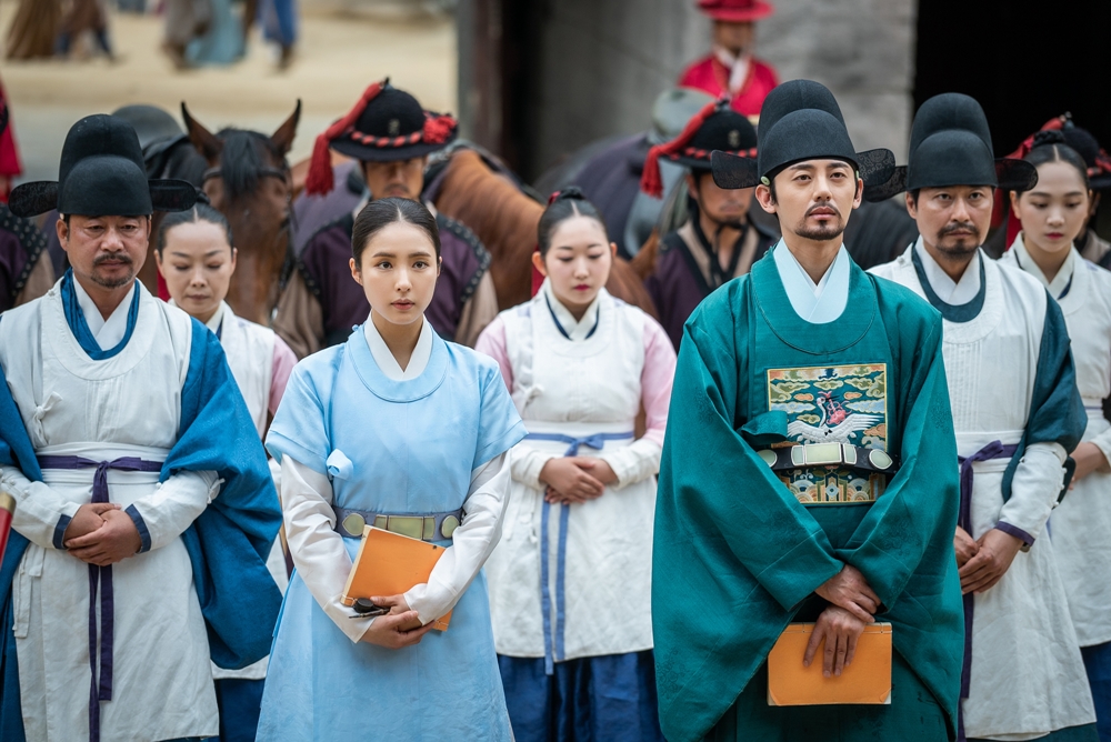 The new employee, Na Hae-ryung, is shooting out the Sejo of Joseon Mama visuals and force, and steals his gaze.Among them, Shin Se-kyung, Lee Ji-hoon and Pyeongan-do have left and he is not able to talk about the terrible reality.The MBC drama Na Hae-ryung (played by Kim Ho-soo / directed by Kang Il-soo, Han Hyun-hee / produced Chorokbaem Media) released Lee Rim (Jung Eun-woo), who became a Wymoussa of Pyongan Province on the 6th.Na Hae-ryung, starring Shin Se-kyung, Jung Eun-woo, and Park Ki-woong, is the first problematic Ada Lovelace () in Joseon and the Phil full romance of Prince Lee Rim with the anti-war mother solo.Lee Ji-hoon, Park Ji-hyun and other young actors, Kim Ji-jin, Kim Min-sang, Choi Duk-moon and Sung Ji-ru.In the 12th episode of the new cadet, Na Hae-ryung and Irim, who met Ada Lovelace and Sejo of Joseon, were drawn to each other with a feeling of favor.In particular, Lee Rim, who has been suffering from all kinds of troubles due to the absurd appeal of Gwangheungchang, announced the beginning of pink romance, and the skinship such as waist hug and first sleeping made the audience feel excited.Lee Rim, who is showing off his dignified figure in the public photos, catches his eye.Located in front of many servants, including Na Hae-ryung and Min Woo-won (Lee Ji-hoon), he admires the prince of one country and admires the viewers.It turns out that Irim is leaving the Pyeongan Island where he is suffering from smallpox.In the meantime, he has been hiding in the melted party so that the courtiers do not know the existence, and he is curious about the background of how he reveals his identity and goes to Pyeongan Island.Then, Irim, who arrived in Pyeongan Island, faces a terrible reality and attracts attention.Irim, who looks around with sharp eyes, Na Hae-ryung, Woowon, etc., and the people who suffer from smallpox are filled with sadness.Finally, Irim, who has left the meltstone and has come out of the world. He is facing a more terrible and merciless reality than ever, and his interest in what he will make for the people is growing.The first time Irim is going to leave for Pyeongan Island, revealing his existence to the world, there will be a big event in his life and the development of the drama, said the new officer, Na Hae-ryung. I hope you will check what will happen to Irim and Na Hae-ryung, who are heading to Pyeongan Island, he said.Shin Se-kyung, Jung Eun-woo, and Park Ki-woong will appear in the Na Hae-ryung broadcast 13-14 times at 8:55 pm on Wednesday, the 7th.iMBC  Photos